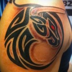 Fotó a Bika csillagjegy kész tetoválásáról - vörös szemekkel a férfi jobb vállán