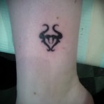 Fotó a Bika horoszkóp kész tetoválásáról - szívvel a női láb alján