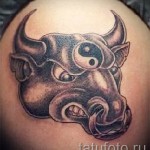 Fotó a Bika csillagjegy kész tetoválásáról - a yin -yang szimbólummal a homlokán