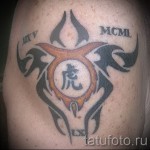 Fénykép a kész tetoválás állatöv jel Bika - szimbólum és római számok