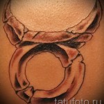 Fotó a Bika csillagjegy kész tetoválásáról - a repedt kő szimbóluma