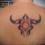 Fotó a Bika csillagjegy kész tetoválásáról - szimbolikus tetoválás egy férfi lapockái között