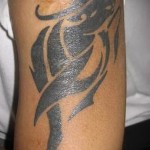 Fotó a Bika csillagjegy kész tetoválásáról - szimbólum a kar hajlításában