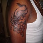 Bika állatöv jel tetoválás a vállán