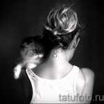 Fotó a Bika horoszkóp kész tetoválásáról - vékony vonalak szimbóluma egy macska lány nyakán