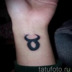 Fotó a Bika csillagjegy kész tetoválásáról - fekete egyszerű verzió a csuklón