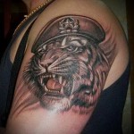 tiger tatovering på skulderen