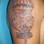 tiger og mand på faldskærmstatovering