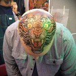 tigerhovedetatovering - vildt grin på skaldet hoved