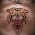 Tigerhovedtatovering - stilfuld tegning på maven