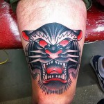 tigerhovedtatovering - sort version over knæet