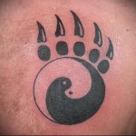 tigerpote og yin yang -tatovering på brystet