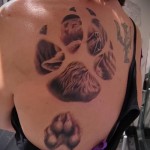 tigerpote tatovering på pige tilbage