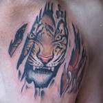 tiger tatovering på brystet