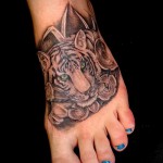 tiger tatovering på benet nær tæerne (fod)