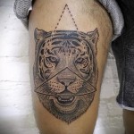 tiger tatovering på ben og pyramide