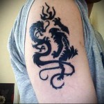 tiger og drage tatovering - sorte maling på skulderen