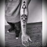 Tattoo zwei Dreiecke - Foto Beispiel eines kühlen Tätowierung auf 14072016 2