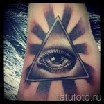 oko koje vidi tetovažu u trokutu vrijednosti - primjer cool fotografije tetovaže na 14072016 2