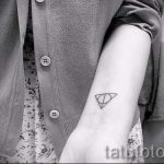 Trokut tatouage sur le poignet - primjer fotografije d'un tatouage frais sur 14072016 2