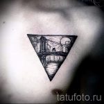 Trokut tatouage sur sa poitrine - primjer fotografije d'un tatouage frais sur 14072016 1