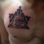 Trokut tatouage sur sa poitrine - primjer fotografije d'un tatouage frais sur 14072016 2