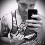 Trokut tatouage sur sa poitrine - primjer fotografije d'un tatouage frais sur 14072016 3