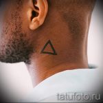 Triangle tatouage sur son cou - primjer fotografije d'un tatouage frais sur 14072016 1