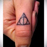 Triangle tatouage sur son doigt - par exemple photo d'un tatouage frais sur 14072016 1