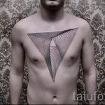 Trokut Tätowierung auf seiner Brust - Fotografija Beispiel eines kühlen Tätowierung auf 14072016 3