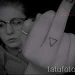 Trouglasta tetovaža auf seinem Finger - Photo Beispiel eines kühlen Tätowierung auf 14072016 1