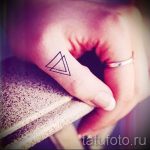 Trougao tetovaža auf seinem Finger - Photo Beispiel eines kühlen Tätowierung auf 14072016 2