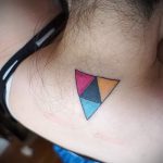 Trouglasta tetovaža auf seinem Hals - Fotografija Beispiel eines kühlen Tätowierung auf 14072016 1