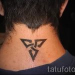 Tetovaža trokuta auf seinem Hals - Fotografija Beispiel eines kühlen Tätowierung auf 14072016 3