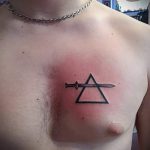 trokutasta tetovaža na prsima - foto primjer cool tetovaže iz 14072016 1
