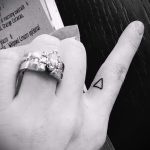 trokutasta tetovaža na prstu - foto primjer cool tetovaže iz 14072016 1