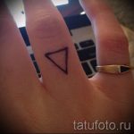 trokutasta tetovaža na prstu - foto primjer cool tetovaže iz 14072016 2