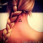 trokutasta tetovaža na vratu - foto primjer cool tetovaže iz 14072016 1