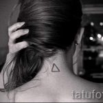 trokutasta tetovaža na vratu - foto primjer cool tetovaže iz 14072016 2