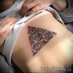 trokutasta tetovaža s ružama - foto primjer cool tetovaže iz 14072016 2