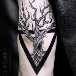 Tetovaža s drvetom i trokutom na ruci - fotografija