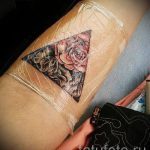 fleurs dans un tatouage trougao - primjer fotografije d'un tatouage frais sur 14072016 2