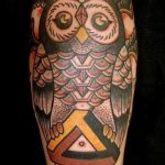 hibou de tatouage dans un trougao - primjer fotografije d'un tatouage frais sur 14072016 2