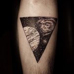 l'espace dans le tatouage trougao - primjer fotografije d'un tatouage frais sur 14072016 1