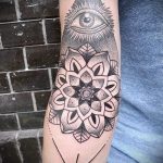 tatouage œil qui voit dans le trougao de la valeur - un exemple de photo de tatouage fraîche sur 14072016 1
