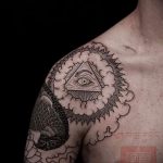 tatouage œil qui voit dans le trougao de la valeur - un exemple de photo de tatouage fraîche sur 14072016 2