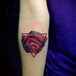 tatouage ruža u trokutu - Fotografija Primjer d'un tatouage frais sur 14072016 2