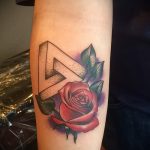 tatouage trokut avec des roses - Fotografija primjer d'un tatouage frais sur 14072016 1