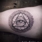 Tetovaža oka u trokutu i heklanje - fotografija