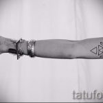 Tattoo auf dem Arm Dreieck - Foto Beispiel eines kühlen Tätowierung auf 14072016 1